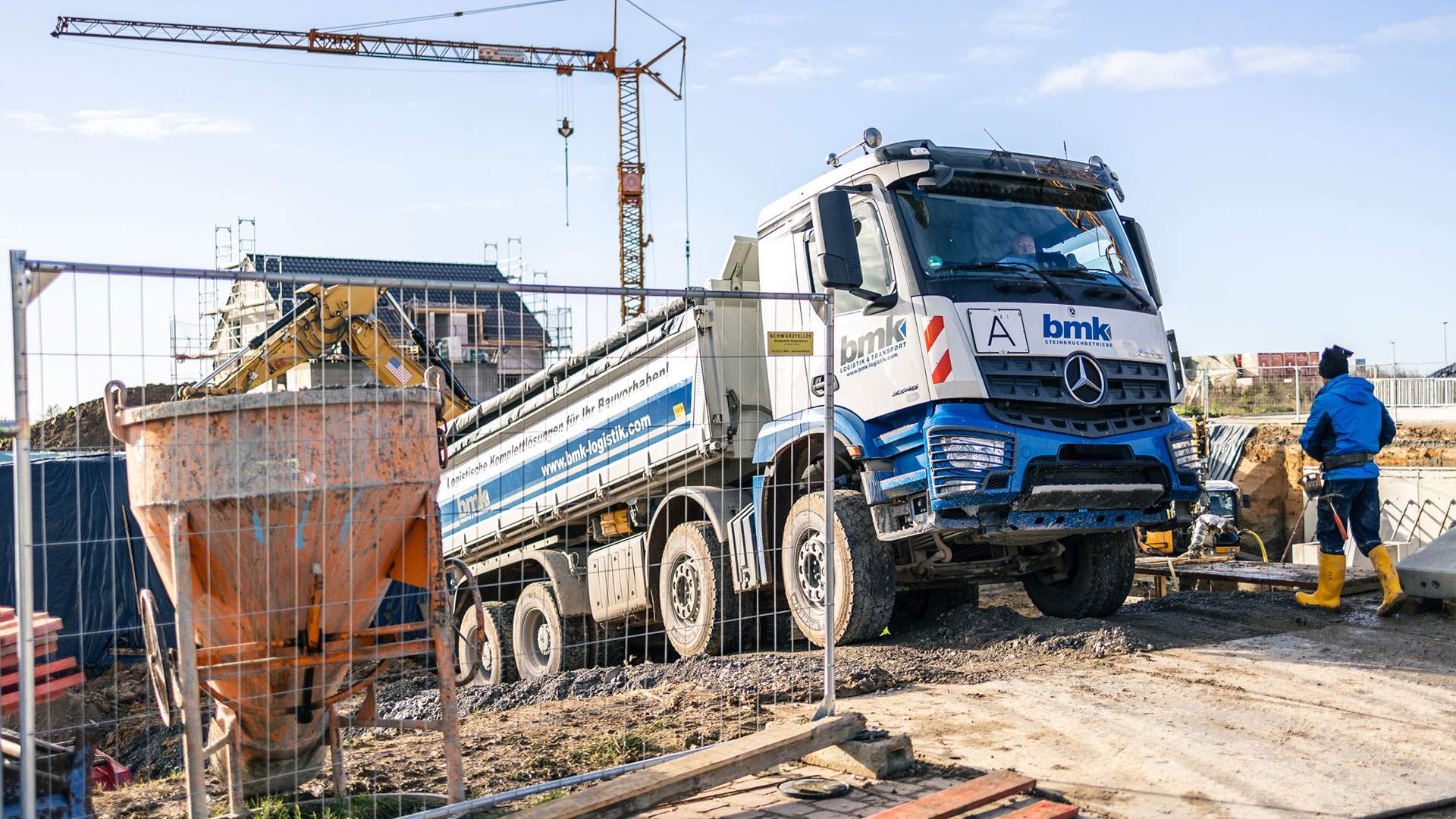 bmk-Logistik LKW lädt Schotter auf einer Baustelle ab