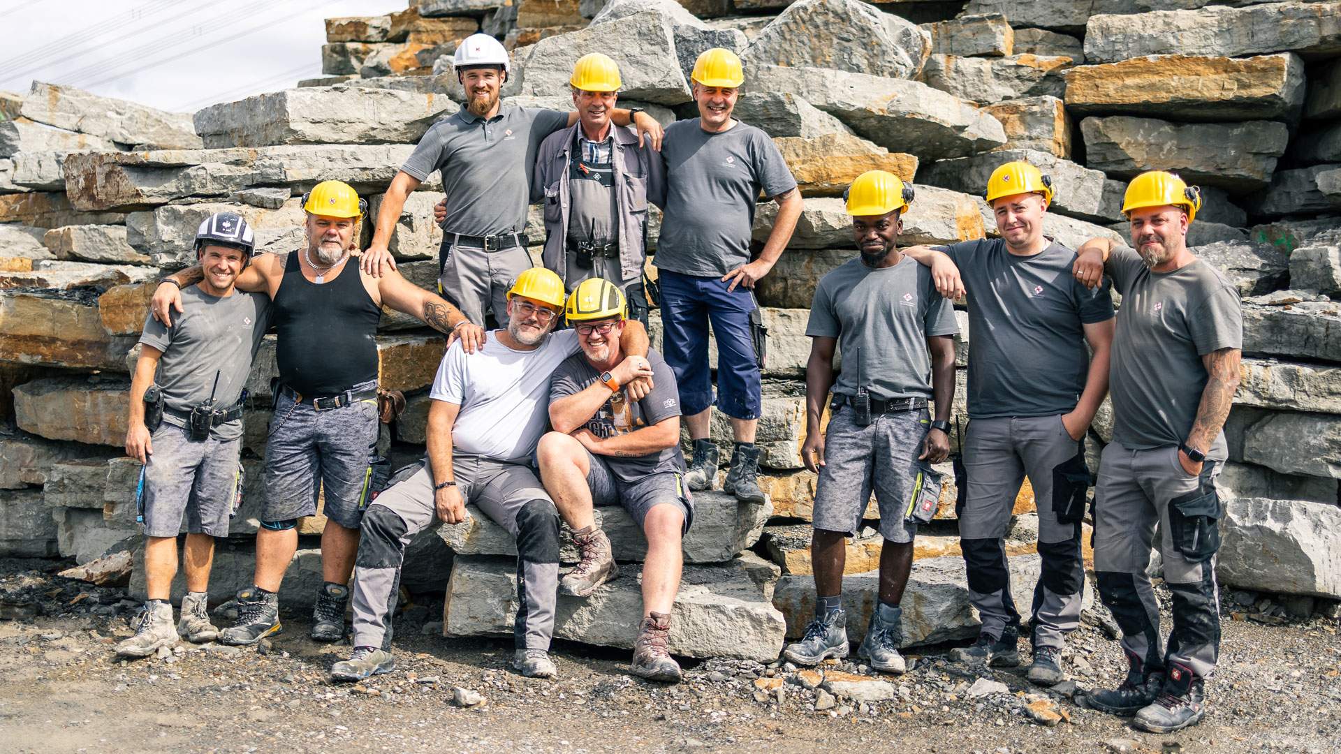 KE-Team Posiert vor einem Haufen Steinplatten