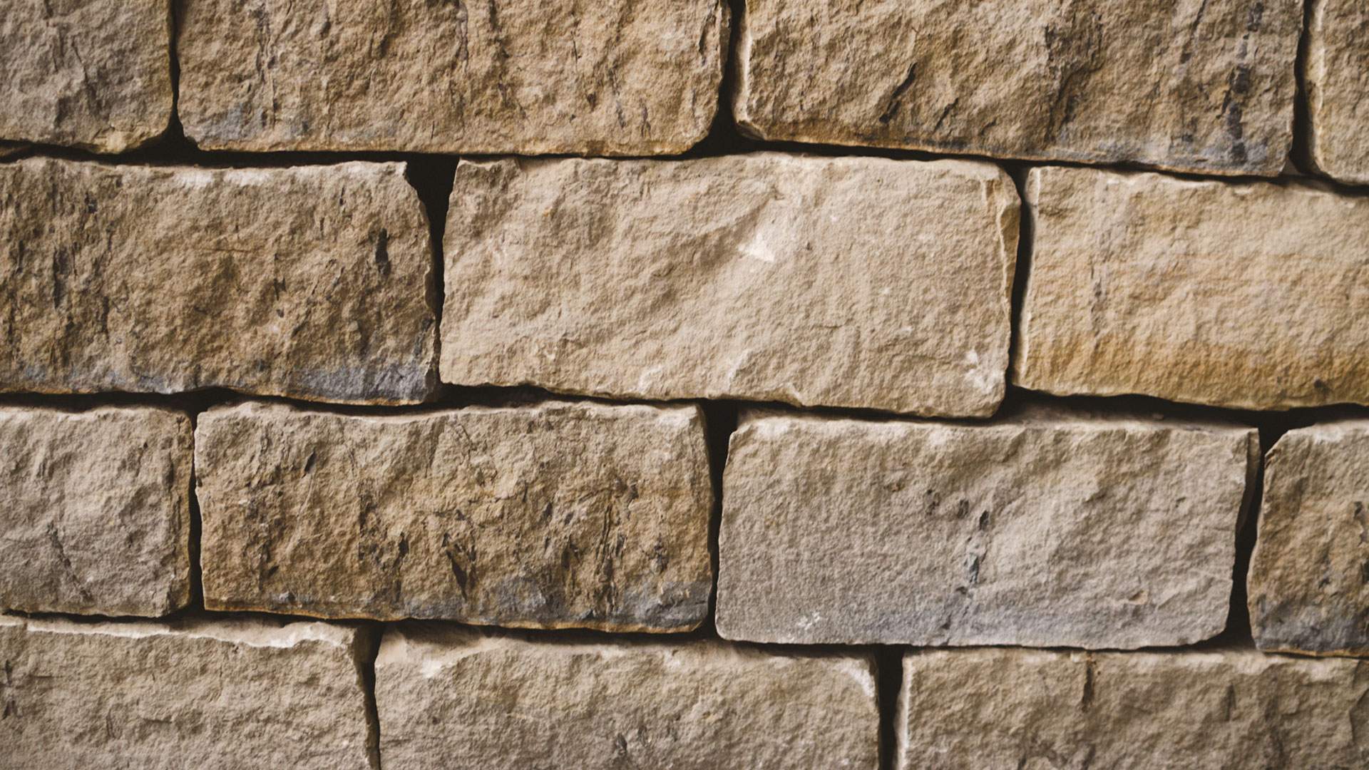 Sandsteine zu einer Mauer aufgetürmt